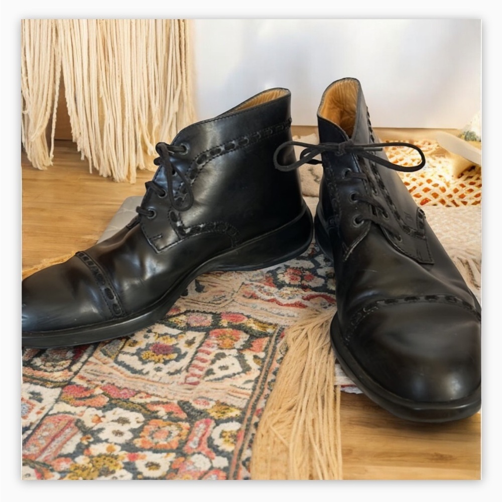 TOD'S-Authentic-Black Leather Suede Thread -Grooved RubberSole AnkleBoot Sz7 EUC